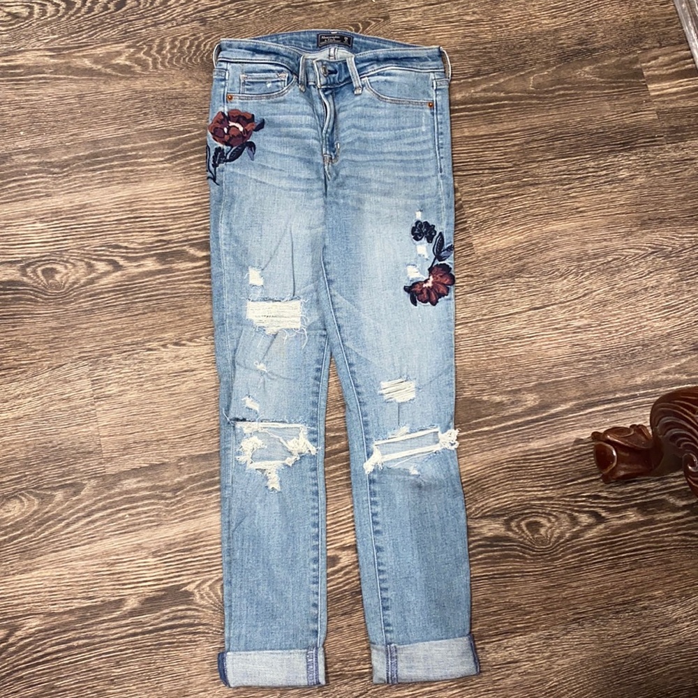 Abercrombie floral embroidered jeans. Size 26